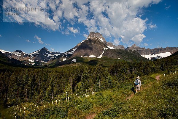 entfernt  durchsichtig  transparent  transparente  transparentes  Berg  Mann  Tag  gehen  Himmel  blauer Himmel  wolkenloser Himmel  wolkenlos  blau  Mittelpunkt  vorwärts  alt  Prozess