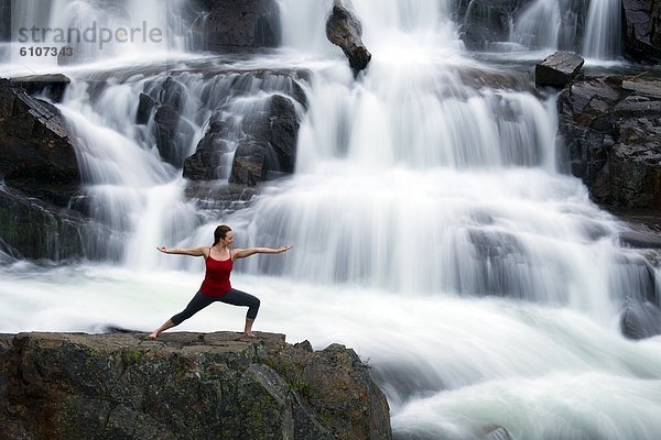 Frau  See  frontal  zeigen  Wasserfall  Yoga  groß  großes  großer  große  großen  Kalifornien