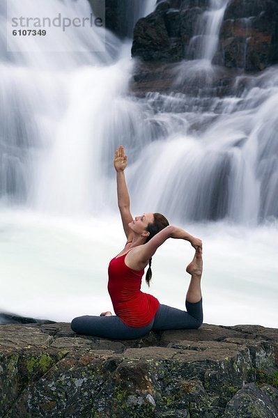 Frau  See  frontal  zeigen  Wasserfall  Yoga  groß  großes  großer  große  großen  Kalifornien