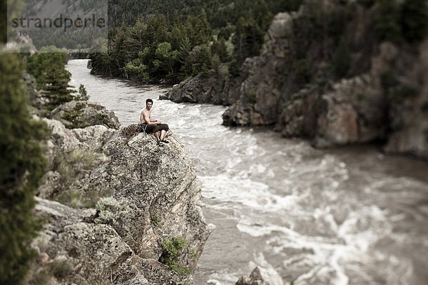 Felsbrocken  Mann  sitzend  Athlet  Fluss  klettern