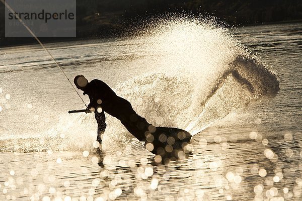 Wakeboarding  Wake boarding  Fachleute  Sonnenuntergang  See  schnitzen  Idaho