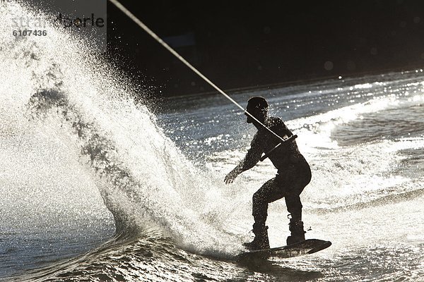 Wakeboarding  Wake boarding  Fachleute  Sonnenuntergang  See  schnitzen  Idaho