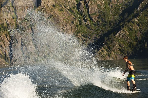 Wakeboarding  Wake boarding  Sonnenuntergang  Athlet  See  schnitzen  Idaho  Kielwasser