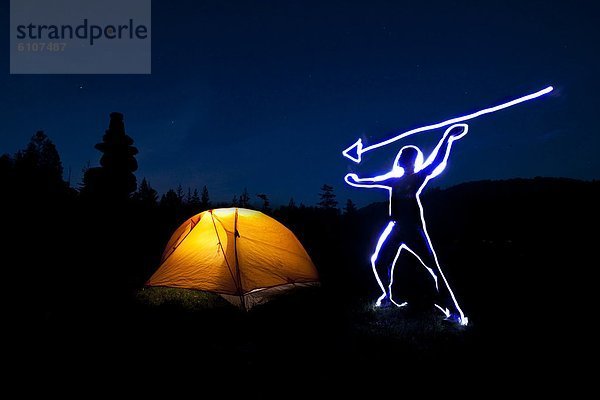 glühend  Glut  Mann  Sonnenuntergang  Beleuchtung  Licht  über  Zelt  streichen  streicht  streichend  anstreichen  anstreichend  In der Luft schwebend  Idaho