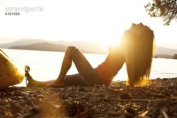 junge Frau junge Frauen Schönheit Entspannung Strand Sonnenuntergang See Kajak