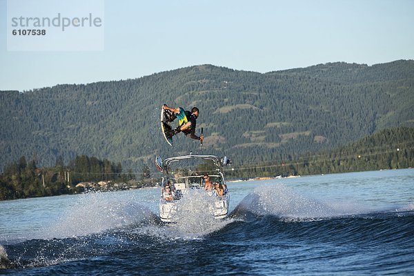 Wakeboarding  Wake boarding  Fachleute  See  springen  Idaho  Kielwasser