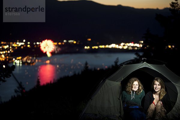 sitzend  Wasser  lächeln  Hintergrund  Zelt  2  jung  Mädchen  4  Feuerwerk  Juli