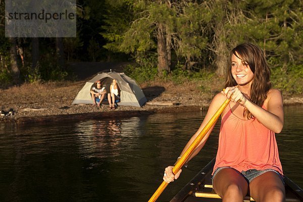 Frau  Fröhlichkeit  lächeln  Reise  See  camping  Kanu  jung  Idaho