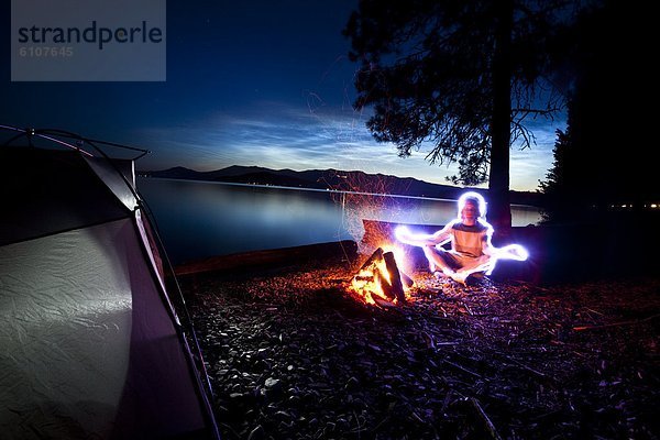 Lagerfeuer  Wasserrand  Mann  Reise  Beleuchtung  Licht  See  Meditation  camping  Zelt  streichen  streicht  streichend  anstreichen  anstreichend  vorwärts  Idaho