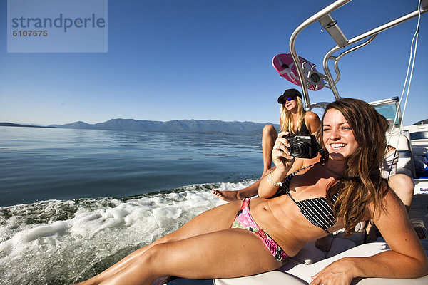 Wakeboarding  Wake boarding  Frau  nehmen  lächeln  See  Boot  2  jung  Fotografie  Idaho
