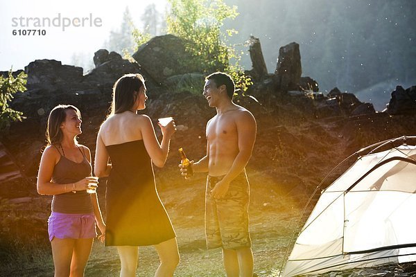 stehend  lächeln  Reise  camping  Zelt  jung  3  lachen  Idaho