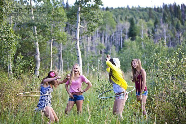 Basketballkorb  Korb  Laubwald  schaukeln  schaukelnd  schaukelt  schwingen  schwingt schwingend  4  Mädchen  lachen  Schaukel