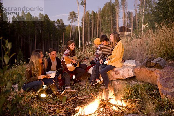Junge - Person  Sommer  Abend  camping  Gesang  Feuer  Braten  Mädchen  Marshmallow