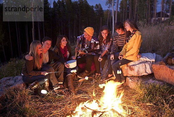 Junge - Person  Sommer  Abend  camping  Gesang  Feuer  Braten  Mädchen  Marshmallow