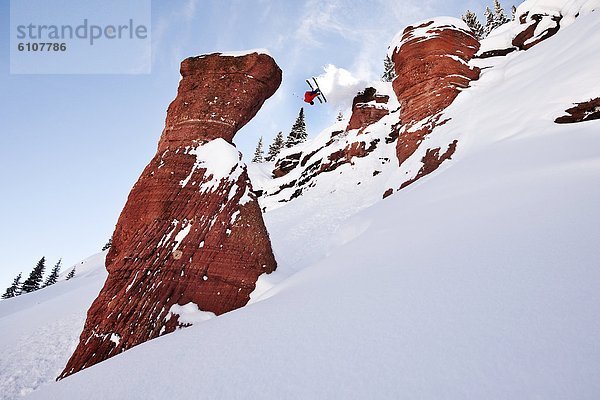 Skifahrer  Tag  Steilküste  Athlet  springen  Gesichtspuder  unbewohnte  entlegene Gegend  Sonnenlicht  Colorado