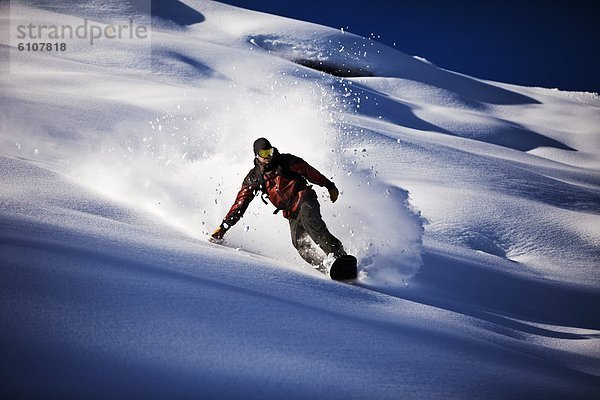 Snowboardfahrer  Tag  Frische  drehen  Athlet  Gesichtspuder  unbewohnte  entlegene Gegend  Sonnenlicht  Colorado