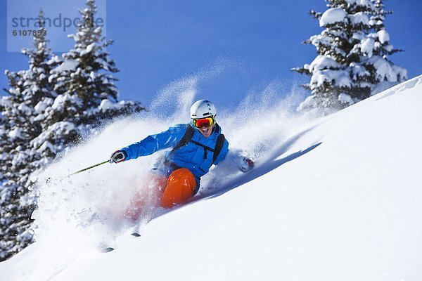 Skifahrer  Tag  Frische  lächeln  drehen  Athlet  Gesichtspuder  unbewohnte  entlegene Gegend  Sonnenlicht  Colorado