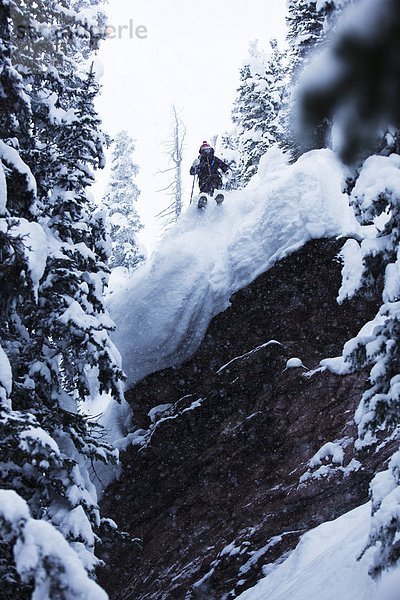 Skifahrer  Tag  Sturm  Steilküste  Athlet  springen  unbewohnte  entlegene Gegend  Colorado