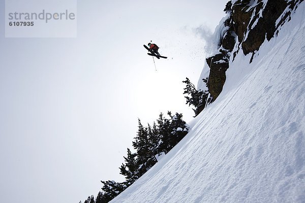 Skifahrer  Steilküste  springen  unbewohnte  entlegene Gegend  Telemark