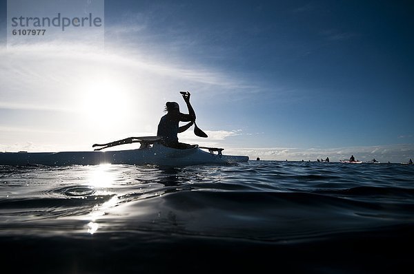 Frau  offen  Ozean  Kanu  paddeln  Cook-Inseln  Rarotonga