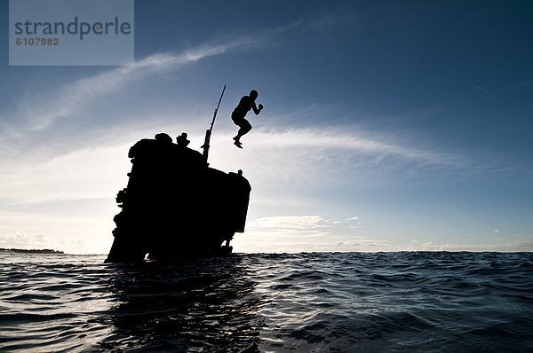 Mann  Ozean  springen  Schiff  Ruine  Cook-Inseln  Rarotonga