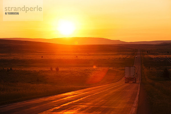 Sonnenaufgang  gerade  lang  langes  langer  lange  Lastkraftwagen  Bundesstraße  verschiffen