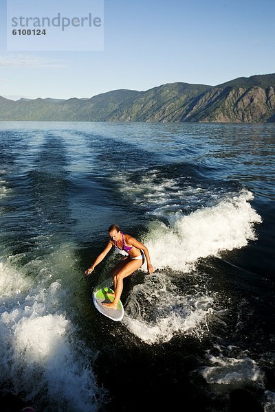 Wakeboarding  Wake boarding  hinter  Frau  Fröhlichkeit  Tag  lächeln  Boot  Sonnenlicht  Idaho