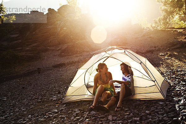 sitzend  lächeln  junger Erwachsener  junge Erwachsene  Reise  camping  Zelt  jung  lachen  Erwachsener  Idaho