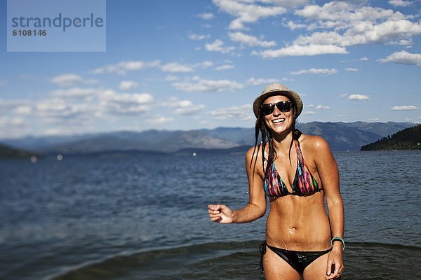 stehend  Frau  lächeln  See  Idaho