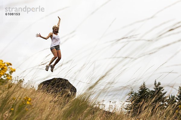 Frau  springen  Himmel  jung  Idaho