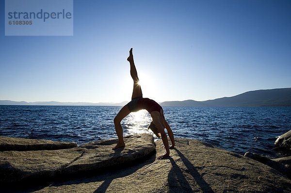 Frau  Silhouette  See  zeigen  Nevada  jung  Yoga  Boulder  Granit