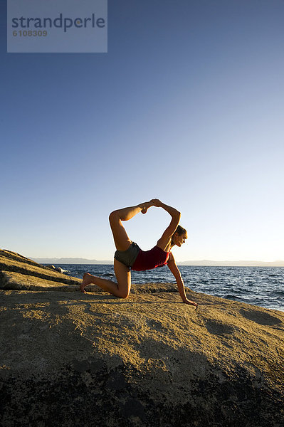 Frau  Sommer  Sonnenuntergang  See  zeigen  Nevada  jung  Yoga  Boulder  Granit