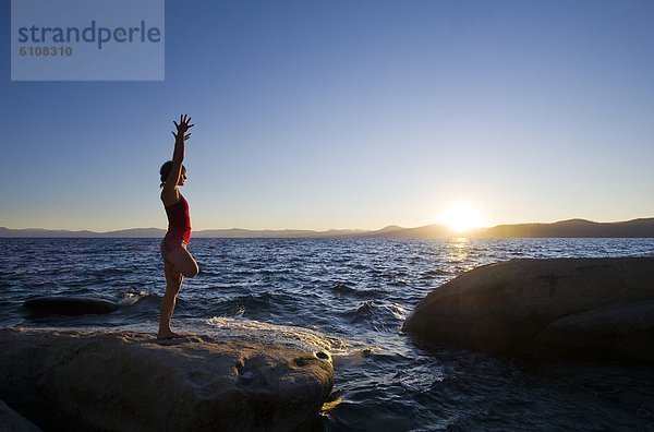 Frau  Sommer  Sonnenuntergang  See  zeigen  Nevada  jung  Yoga  Boulder  Granit