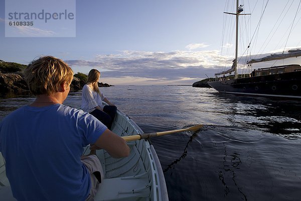 Mann  Sonnenuntergang  Küste  vertäut  Yacht  jung  vorwärts  Schlauchboot  Mädchen  Klassisches Konzert  Klassik  Maine