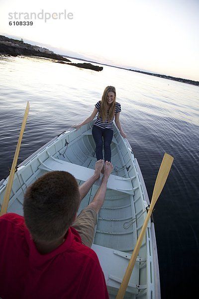 Mann  Fröhlichkeit  Sonnenuntergang  Küste  jung  vorwärts  Schlauchboot  Mädchen  Maine