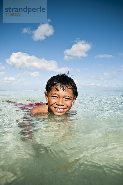 lächeln  Junge - Person  jung  schwimmen  Cook-Inseln  Lagune