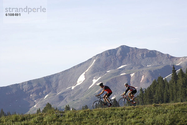 nahe  Berg  fahren  Fahrradfahrer  2  Berggipfel  Gipfel  Spitze  Spitzen  Kopfbedeckung  Colorado  Vail