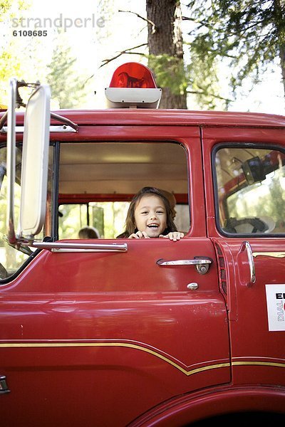Feuer  Lastkraftwagen  Spiel  jung  Mädchen