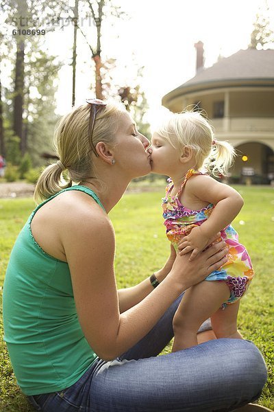 küssen  klein  Mädchen  Mutter - Mensch