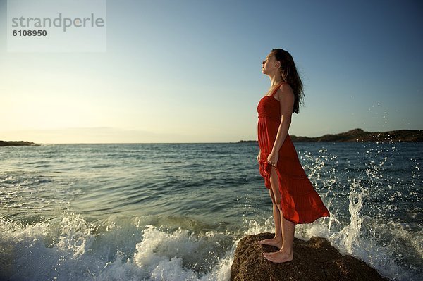Strand  Sonnenuntergang  planschen  Zeit  Mädchen  Italien  hübsch  Sardinien  Wasserwelle  Welle