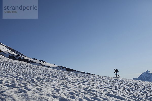 hoch  oben  Skifahrer  Tag  Sonnenaufgang  Schnee  blau  Vogel  Einsamkeit