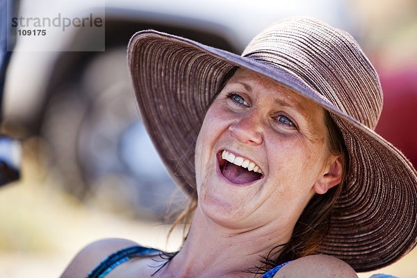 Wasserrand  Sonnenhut  Frau  lachen  See  Kleidung