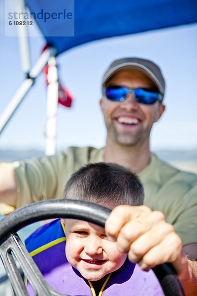 Mann  Sohn  Hilfe  steuern  Boot  3  Pilot  alt  Ponton  Utah  Jahr