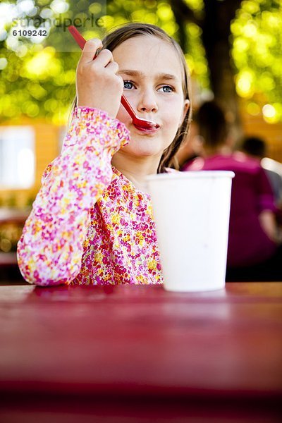 sitzend  Picknick  Eis  rot  essen  essend  isst  Tisch  Sahne  Utah