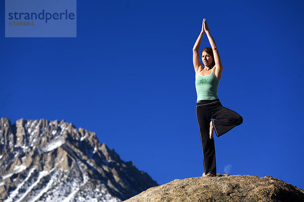 Frau  hoch  oben  Yoga  Boulder