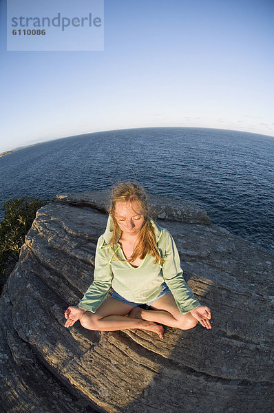 Felsen  über  Ozean  Yoga  Sonnenaufgang