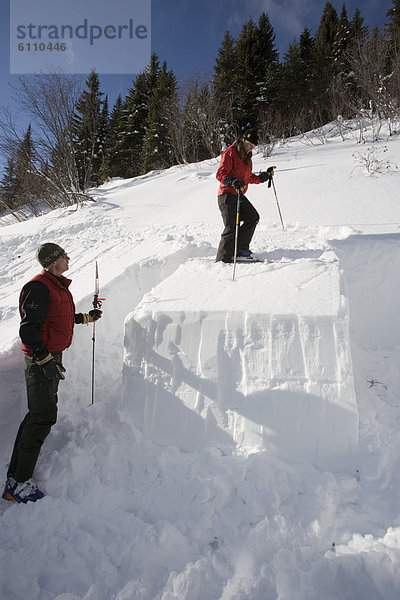 Prüfung  zeigen  unbewohnte  entlegene Gegend  Ski