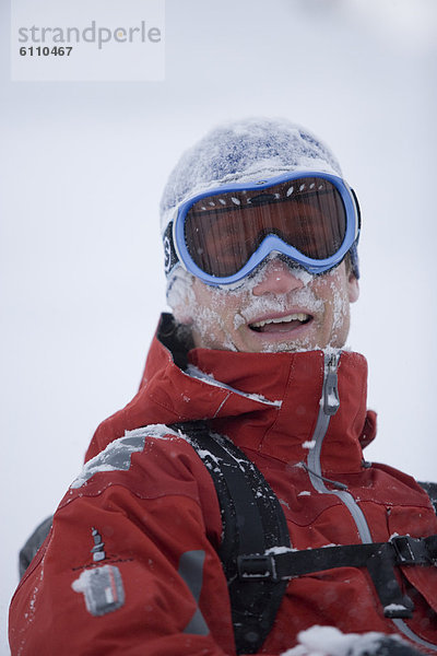 Mann  Skisport  Gesichtspuder  jung  tief