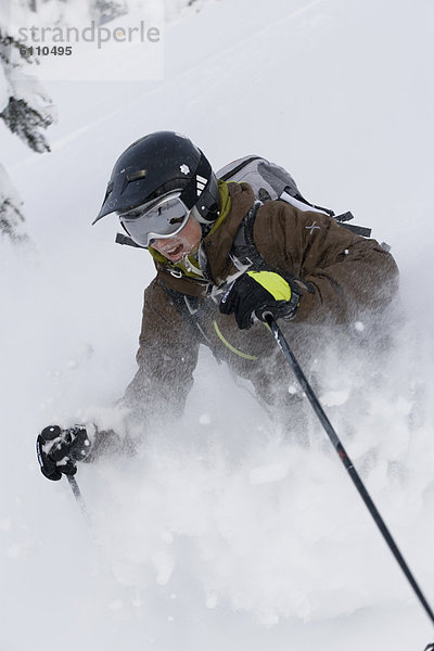 Frau  Skisport  Gesichtspuder  jung  tief