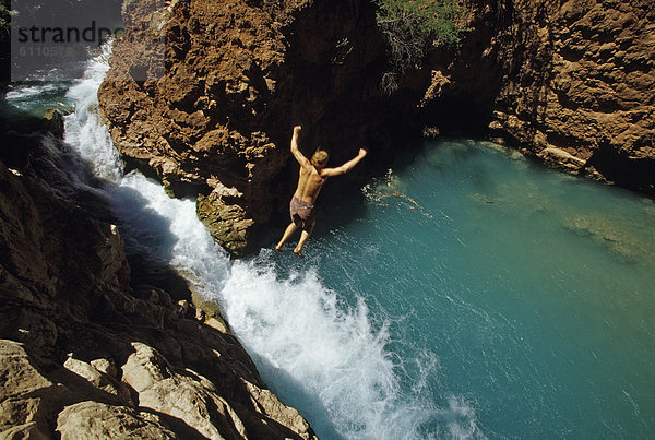 Wasser  Mann  Ehrfurcht  springen  Schlucht